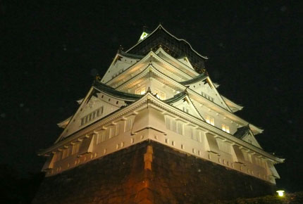 夜の大阪城の写真
